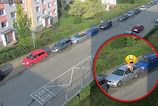 Opilý naháč si v Boskovicích ustlal na střeše cizího auta. V krvi měl přes 3 promile