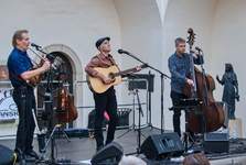 Zenkl Kozák Trio nadchlo plné nádvoří blanenského zámku. Koncert zakončil standing ovation a tři přídavky Zenkl Kozák Trio nadchlo plné nádvoří blanenského zámku. Koncert zakončil standing ovation a tři přídavky